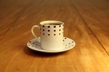 Ahşap arka planda bir fincan dolusu kahve manzarası