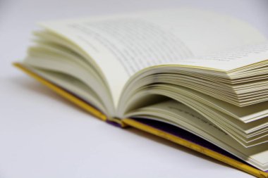 Açılmış kitabın masadaki yakın görüntüsü