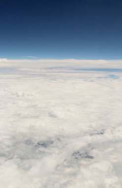 Mavi gökyüzünde beyaz bulutlar