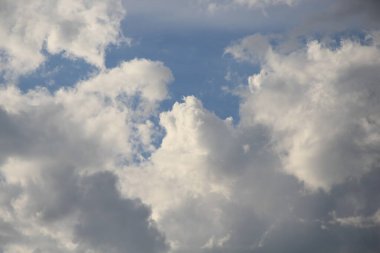 Mavi gökyüzünde beyaz bulutlar