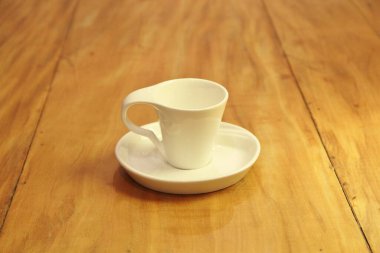 Boş bir kahve fincanını ahşap arka planda bir fincan üzerinde görmek