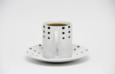 Beyaz arka planda bir fincan fincan dolusu kahve manzarası 