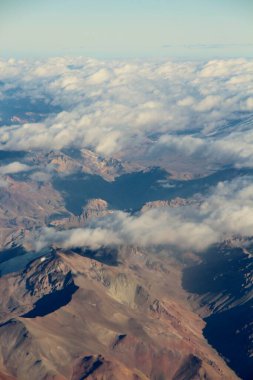 Bulutlardaki dağların güzel hava manzarası 