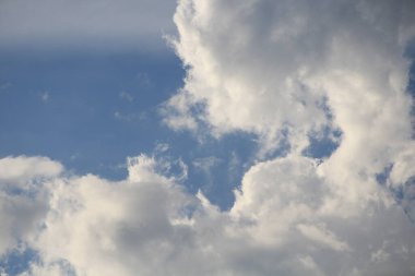 Mavi gökyüzünde beyaz bulutlar