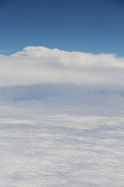 Mavi gökyüzünde beyaz bulutlar