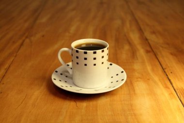 Ahşap arka planda bir fincan dolusu kahve manzarası