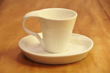 Boş bir kahve fincanını ahşap arka planda bir fincan üzerinde görmek