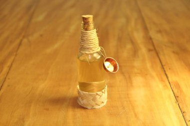 Ahşap zemin üzerinde sıvı bulunan mantarlı şişe görüntüsü