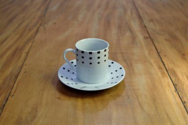 Boş bir kahve fincanını ahşap arka planda bir fincan üzerinde görmek