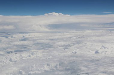 Mavi gökyüzünde beyaz bulutlar