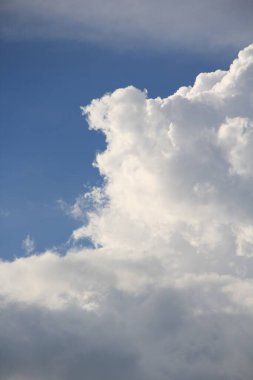 Mavi gökyüzünde beyaz bulutlar