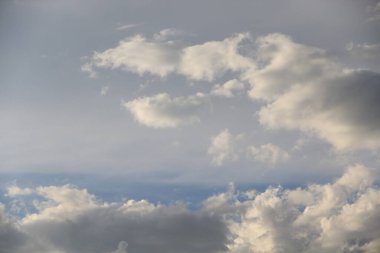 Mavi gökyüzünde beyaz bulutlar