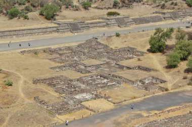 Meksika 'da antik bir şehir olan Teotihuacan, piramitlerin ve harabelerin manzarası