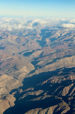 Bulutlardaki dağların güzel hava manzarası 