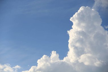 Mavi gökyüzünde beyaz bulutlar