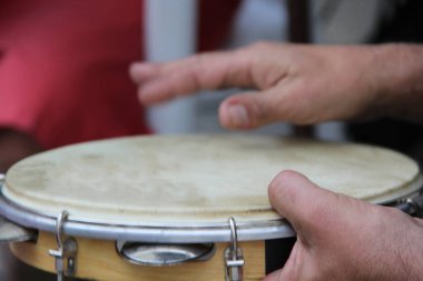 Tef çalarken insan elinin yakın plan görüntüsü