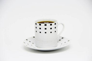 Beyaz arka planda bir fincan fincan dolusu kahve manzarası 