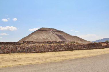 Meksika 'da antik bir şehir olan Teotihuacan, piramitlerin ve harabelerin manzarası