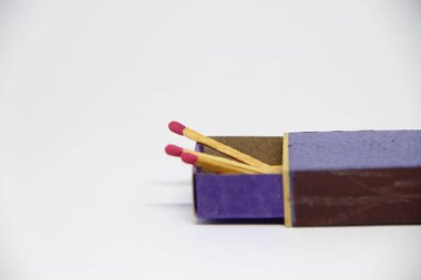 Beyaz arkaplanda kibrit kutusunda kibrit çöpleri