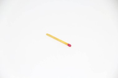 Beyaz arkaplanda tek kibrit çöpü