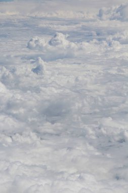 Mavi gökyüzünde beyaz bulutlar