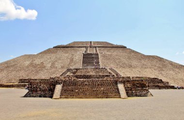 Meksika 'da antik bir şehir olan Teotihuacan, piramitlerin ve harabelerin manzarası
