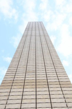 Mavi gökyüzü arka planındaki cep telefonu şebekesi için baz istasyonu ve radyo anteniName