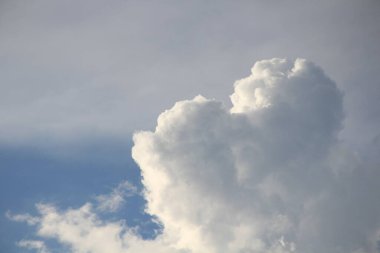 Mavi gökyüzünde beyaz bulutlar