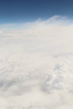 Mavi gökyüzünde beyaz bulutlar