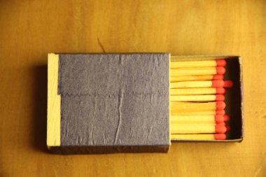 Tahta masa arkasında kibrit çöpleri