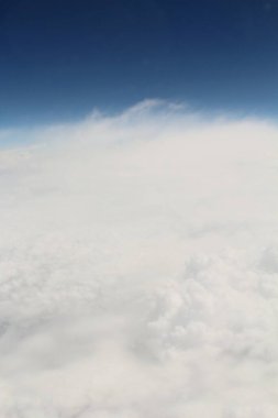 Mavi gökyüzünde beyaz bulutlar