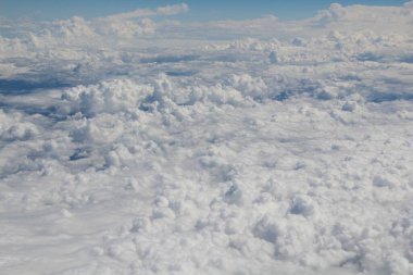 Mavi gökyüzünde beyaz bulutlar