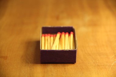 Tahta masa arkasında kibrit çöpleri