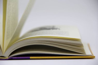 Açılmış kitabın masadaki yakın görüntüsü