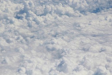 Mavi gökyüzünde beyaz bulutlar