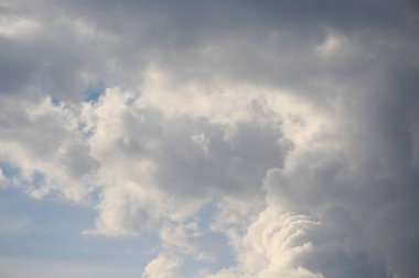 Mavi gökyüzünde beyaz bulutlar