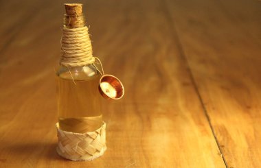 Ahşap zemin üzerinde sıvı bulunan mantarlı şişe görüntüsü