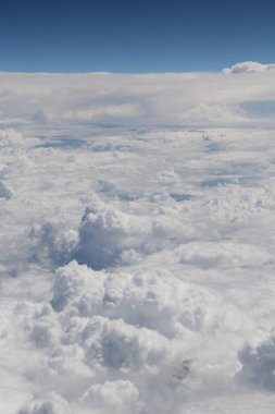 Mavi gökyüzünde beyaz bulutlar