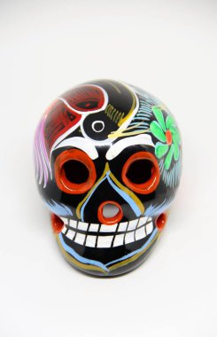 Beyaz arkaplanda Meksika kafatası