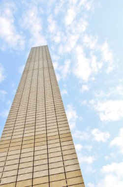 Mavi gökyüzü arka planındaki cep telefonu şebekesi için baz istasyonu ve radyo anteniName