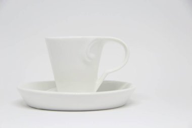 Beyaz arkaplanda fincan ve fincan tabağı görüntüsü 