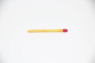 Beyaz arkaplanda tek kibrit çöpü