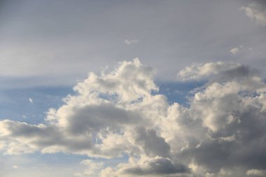 Mavi gökyüzünde beyaz bulutlar