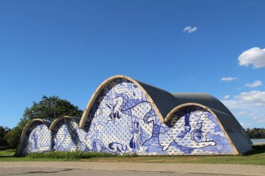 BH, BRAZIL - 24 Aralık 2016 'da Brezilya' nın Belo Horizonte kentinde, Assisi 'li Aziz Francis Kilisesi' nin dış görünüşü. Oscar Niemeyer tarafından tasarlandı. Pampulha Kilisesi olarak bilinir..