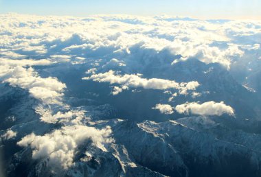 Bulutlardaki dağların güzel hava manzarası 