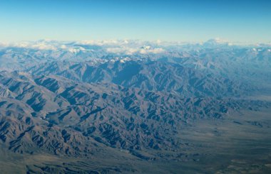 Bulutlardaki dağların güzel hava manzarası 