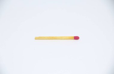 Beyaz arkaplanda tek kibrit çöpü