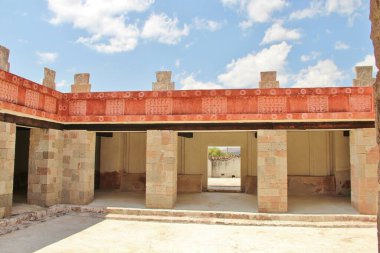 Meksika 'da antik bir şehir olan Teotihuacan, piramitlerin ve harabelerin manzarası