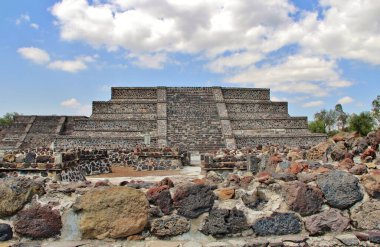 Meksika 'da antik bir şehir olan Teotihuacan, piramitlerin ve harabelerin manzarası