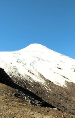 Karlı volkanın manzarası - Şili
